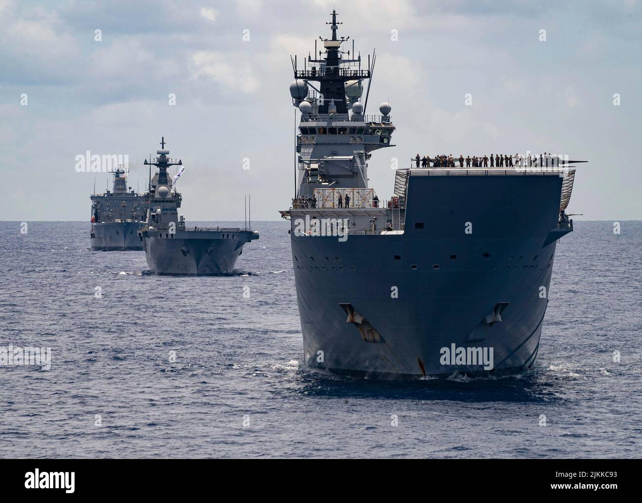 Pazifik, Usa. 28. Juli 2022. Die Royal Australian Navy Canberra-Klasse Landungshubschrauber Dock HMAS Canberra segelt in Formation mit der Republic of Korea Navy Dokdo-Klasse amphibischen Sturmschiff ROKS Marado und der US Navy Henry J. Kaiser-Klasse Flottennachfüller USNS Henry J. Kaiser während Rim of the Pacific im Pazifischen Ozean, Juli 28, 2022 in der Nähe von Hawaii, USA. Kredit: MC2 Wesley Richardson/Planetpix/Alamy Live Nachrichten Stockfoto