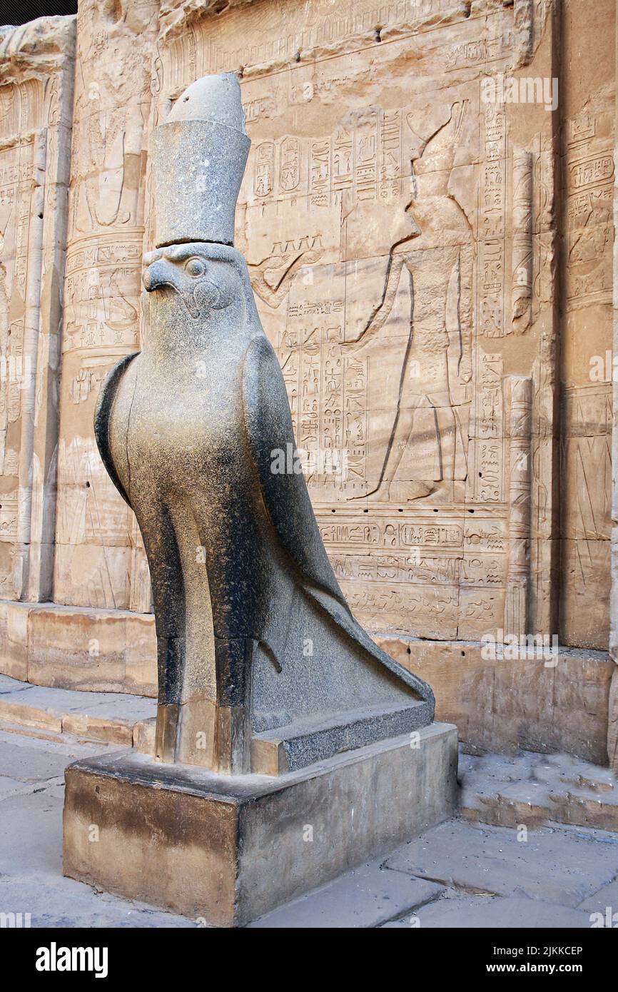 STATUE DES HORUS IM ÄGYPTISCHEN TEMPEL VON EDFU Stockfoto