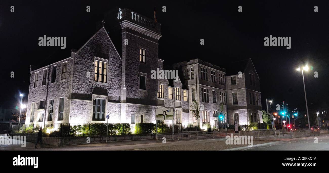 Die Außenansicht eines schönen Gebäudes mit Straßenlaternen in der späten Nacht Stockfoto