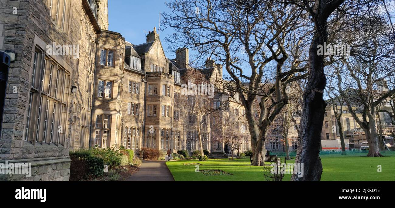 Eine schöne Aussicht auf die University of St Andrews und den Garten in Schottland, Großbritannien Stockfoto