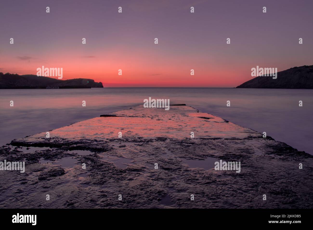 Eine Langzeitaufnahme eines magischen Sonnenuntergangs am Gorliz-Strand im Baskenland Stockfoto