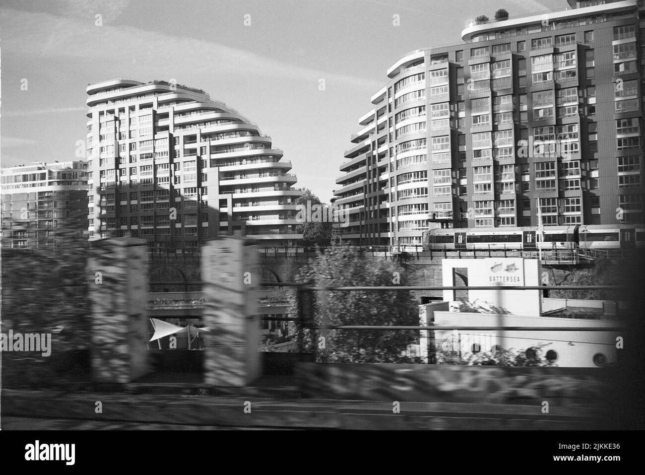 Eine Graustufenaufnahme der Cascade Court Gebäude in London Stockfoto