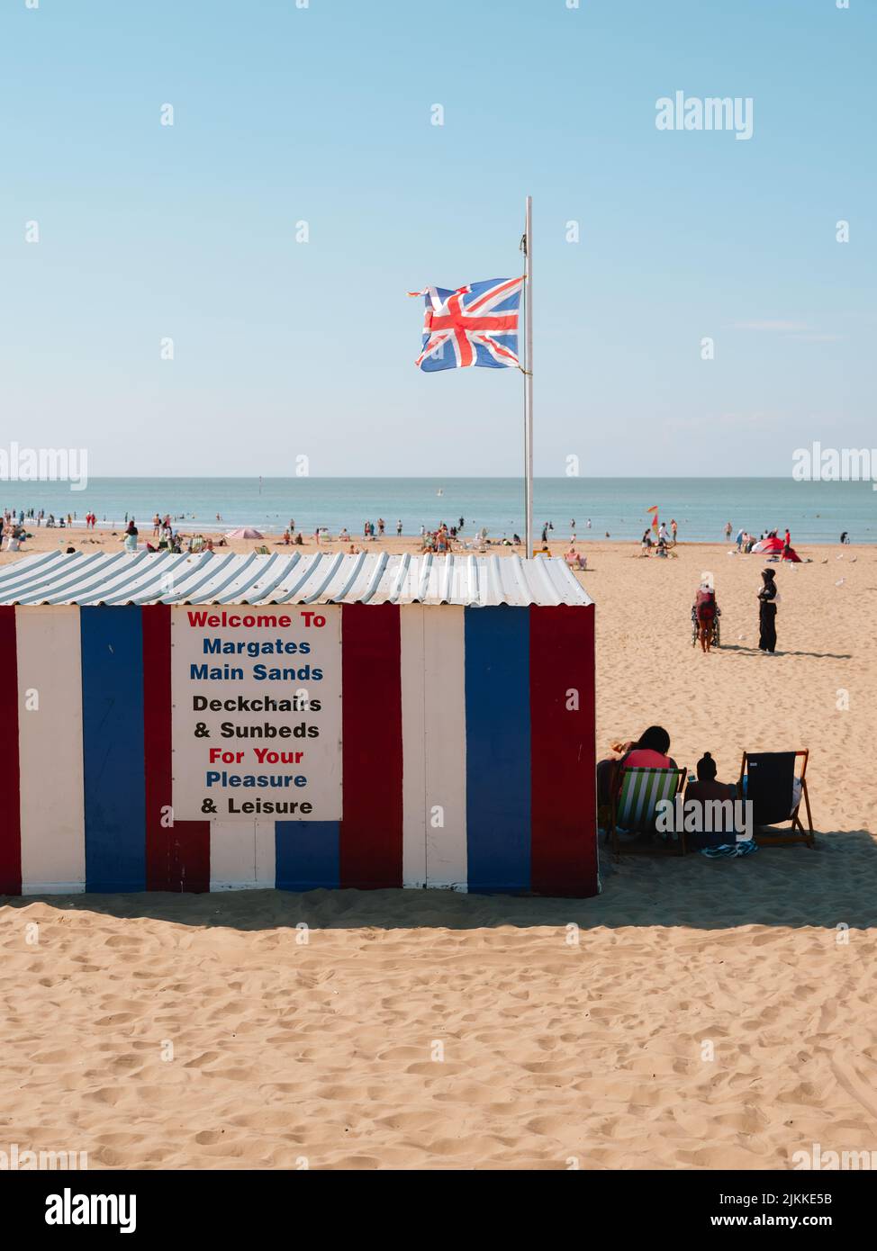Sonnenbaden Besucher Touristen auf dem sandigen Margate Beach Kent England UK - Sommer Sommer am Meer Küste Großbritannien Britisch Stockfoto
