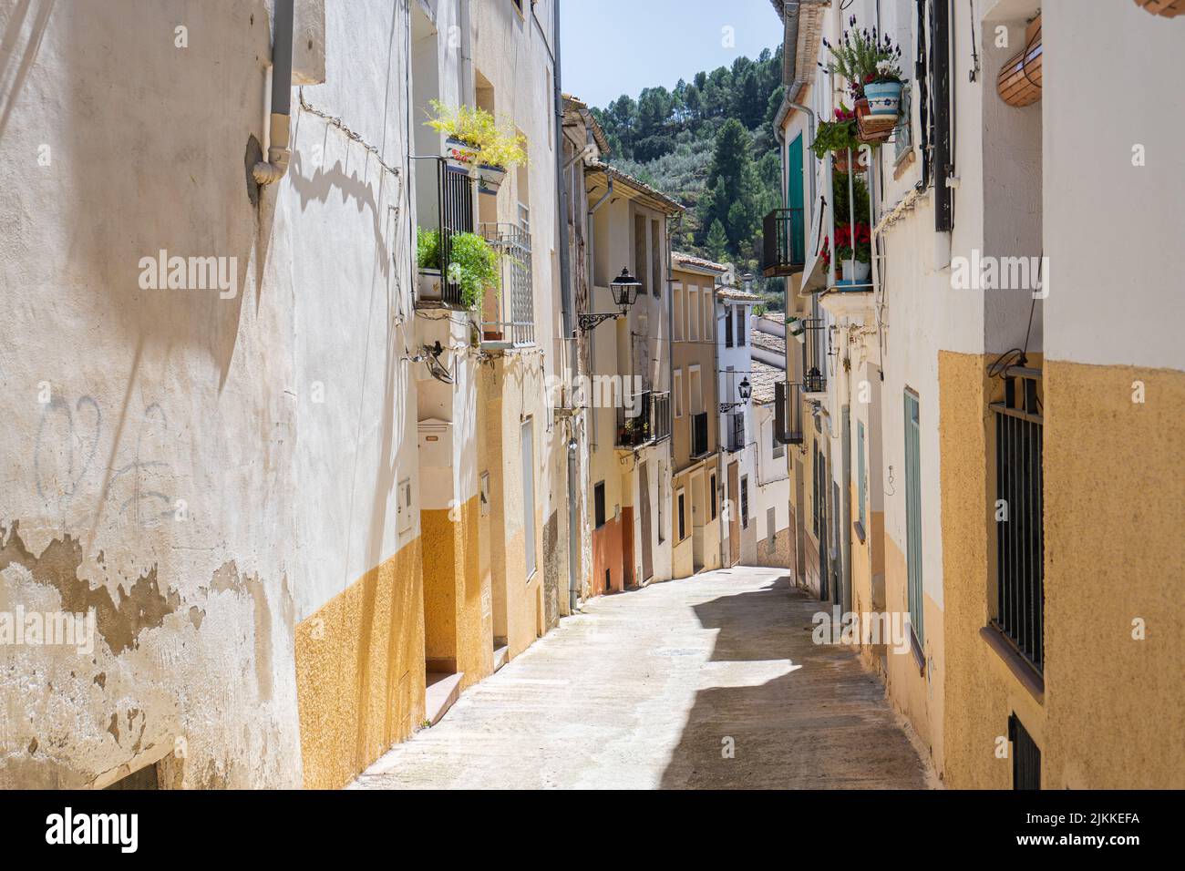 Eine schmale Straße, die von gelben und weißen Steingebäuden umgeben ist Stockfoto