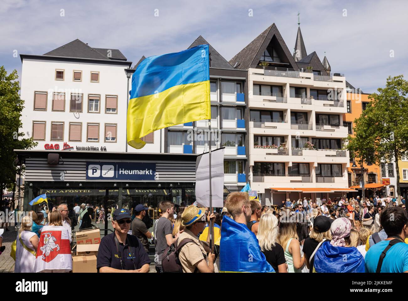 Köln, Deutschland – 30. Juli 2022: Ukrainischer Protest gegen den russischen Krieg gegen die Ukraine in Köln. Hunderte Kreuze stehen für getötete Kinder. Stockfoto