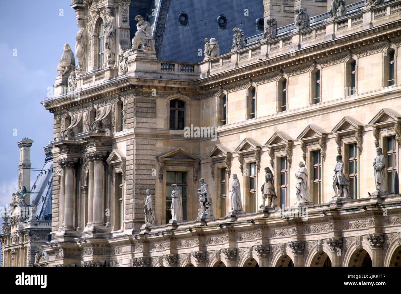 A Paris, Frankreich - Historisches Viertel von Paris. Schönes Gebäude des Louvre Museum an einem sonnigen Tag. Stockfoto