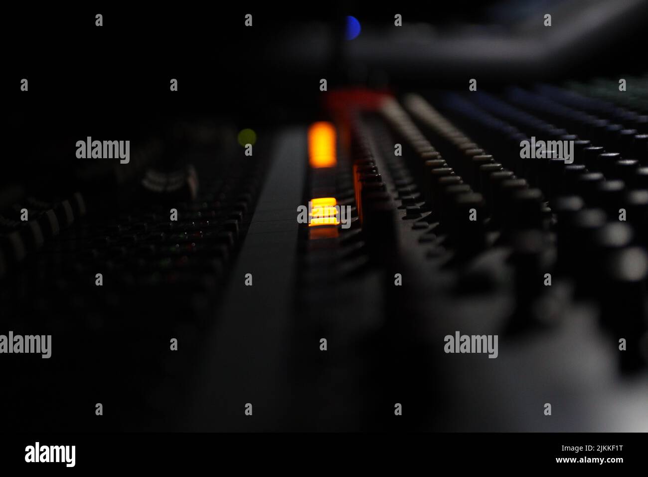 Eine Nahaufnahme des Soundboards. Ausgewählter Fokus. Stockfoto