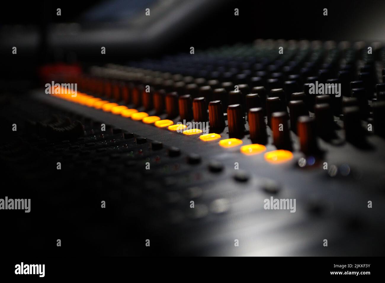 Eine Nahaufnahme des Soundboards. Ausgewählter Fokus. Stockfoto