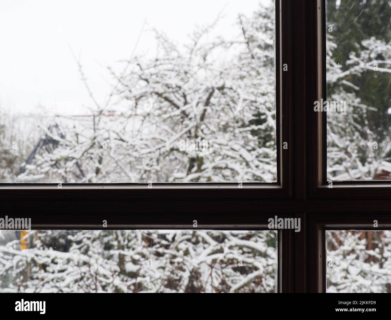 Blick durch das fenster schnee -Fotos und -Bildmaterial in hoher Auflösung  – Alamy