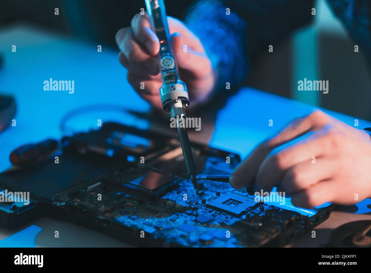 Elektronische Recycling-Gadget Reparatur Lötplatte Stockfoto