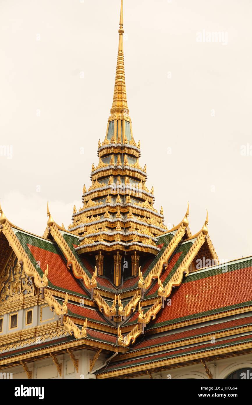 Blick auf ein Tempeldach mit goldenen Verzierungen in Bangkok Stockfoto