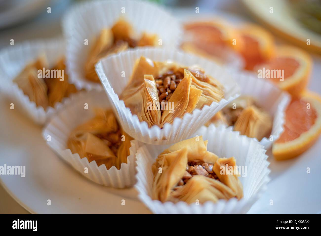 Baklava präsentiert auf einem Teller bereit zum Servieren. Stockfoto