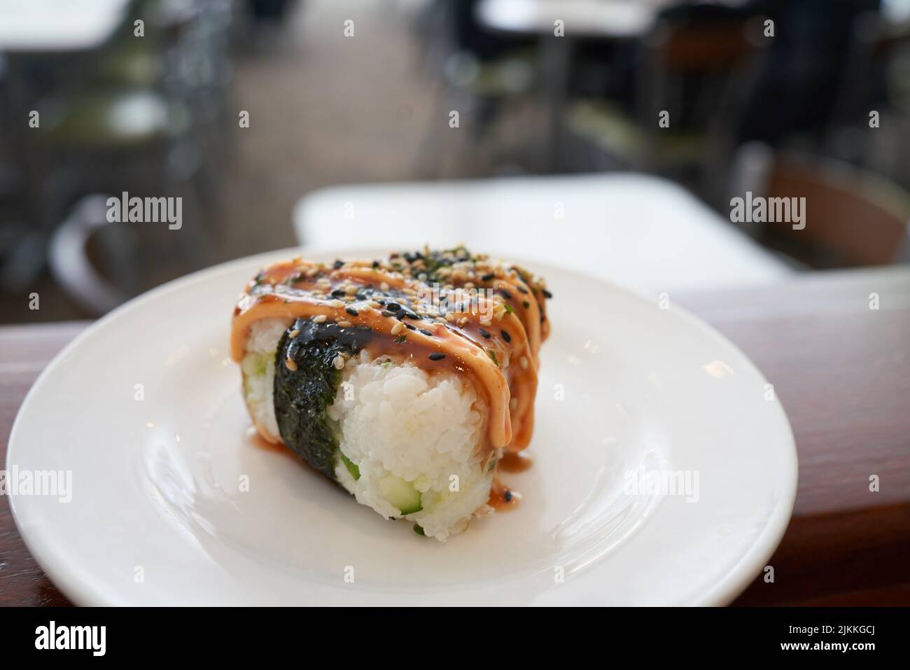 Eine Nahaufnahme eines Onigiri-Reisballs mit würzigem Mayo und Furikake, die lecker aussehen Stockfoto