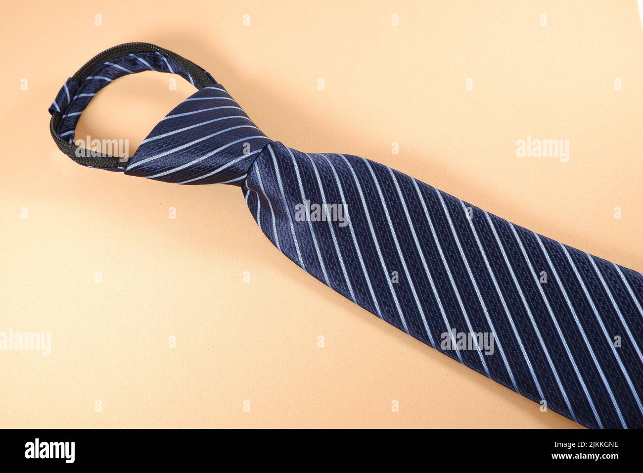 Pfirsich krawatte -Fotos und -Bildmaterial in hoher Auflösung – Alamy