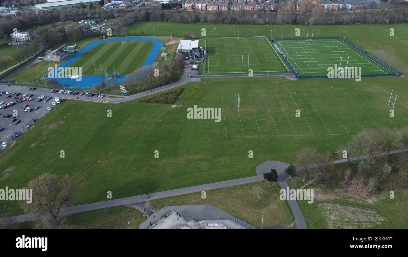 Eine Drohnenaufnahme eines kommunalen Sportstadions für Rugby-Pitch und Leichtathletik in Warrington, England Stockfoto