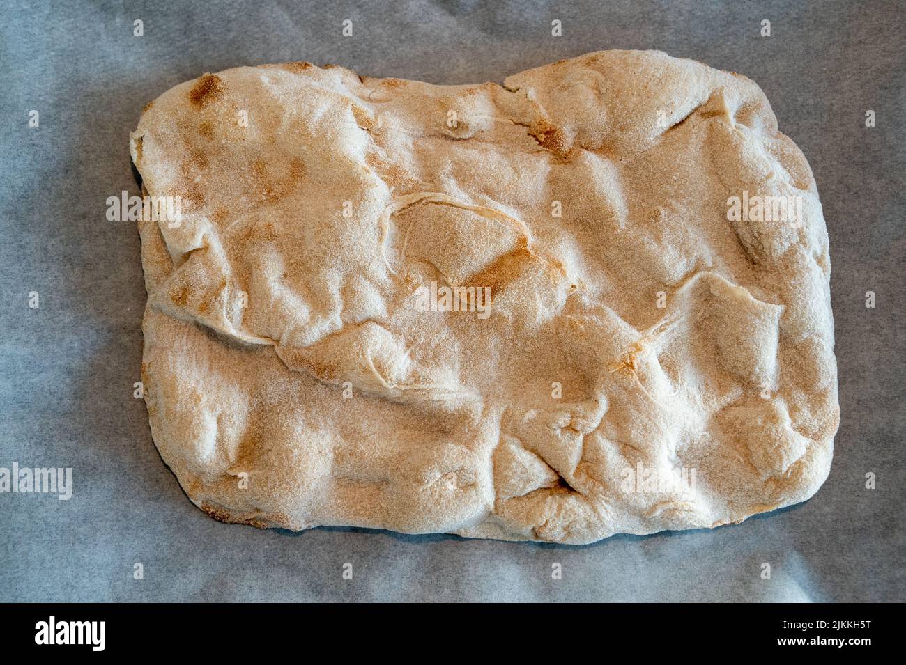 Frisch gebackene hausgemachte leckere Pizzateig, quadratisch Stockfoto