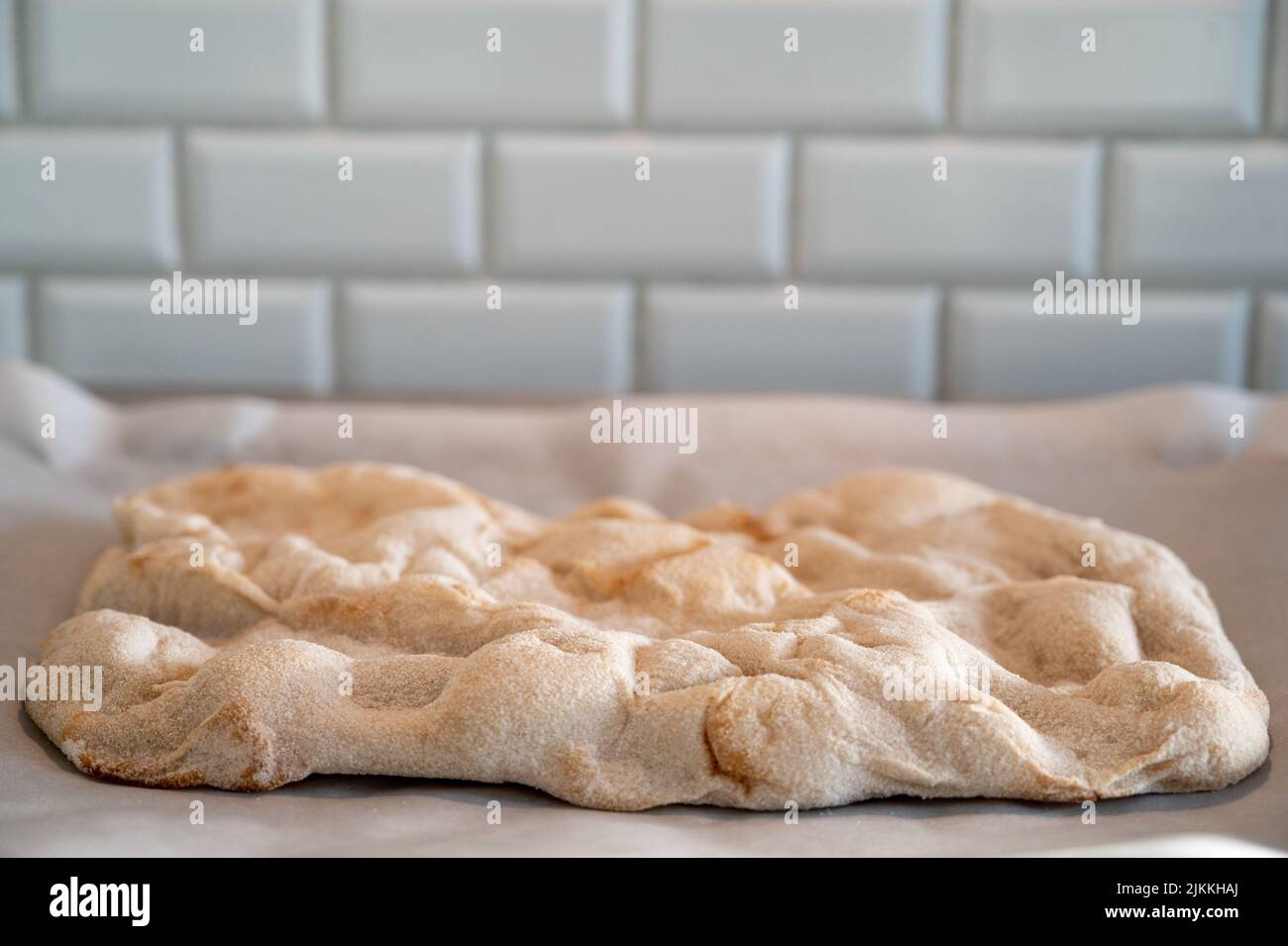 Frisch gebackene hausgemachte leckere Pizzateig, quadratisch Stockfoto