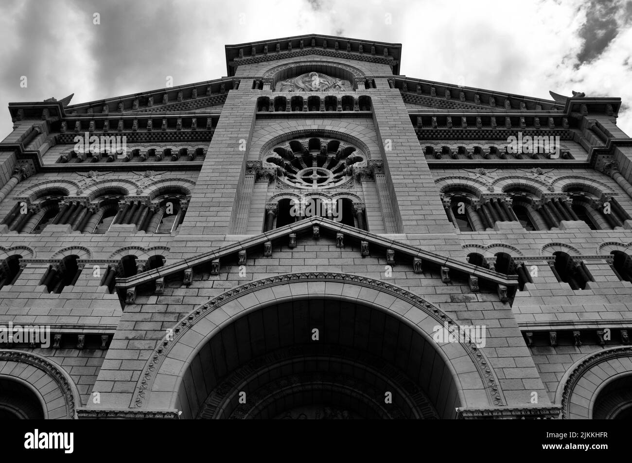 Die Fassade der berühmten St. Nikolaus Kathedrale in Monaco. Schwarz-Weiß-Bilder Stockfoto