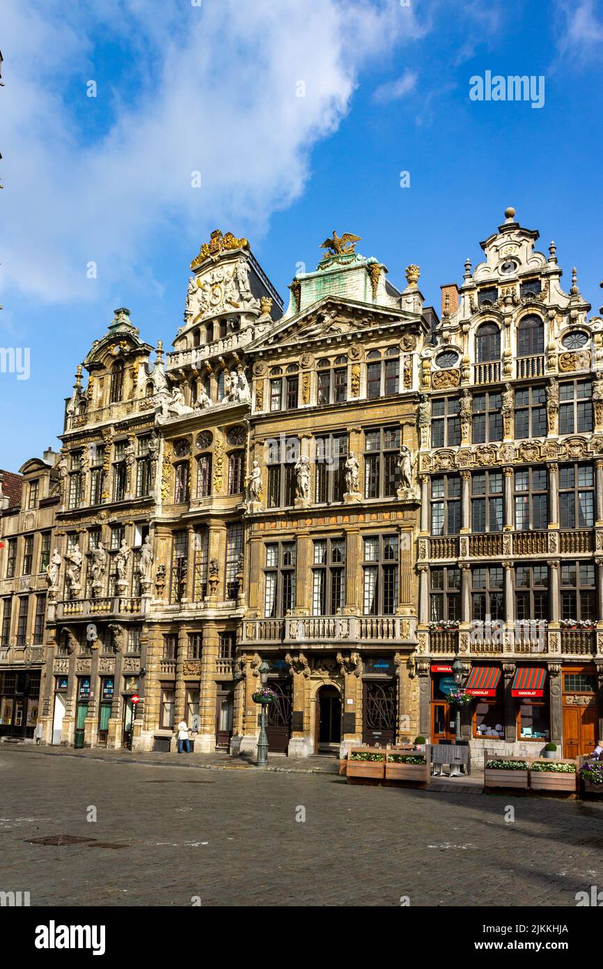 Eine vertikale Aufnahme der Fassade eines historischen Gebäudes am Grand Place in Brüssel, Belgien. Stockfoto