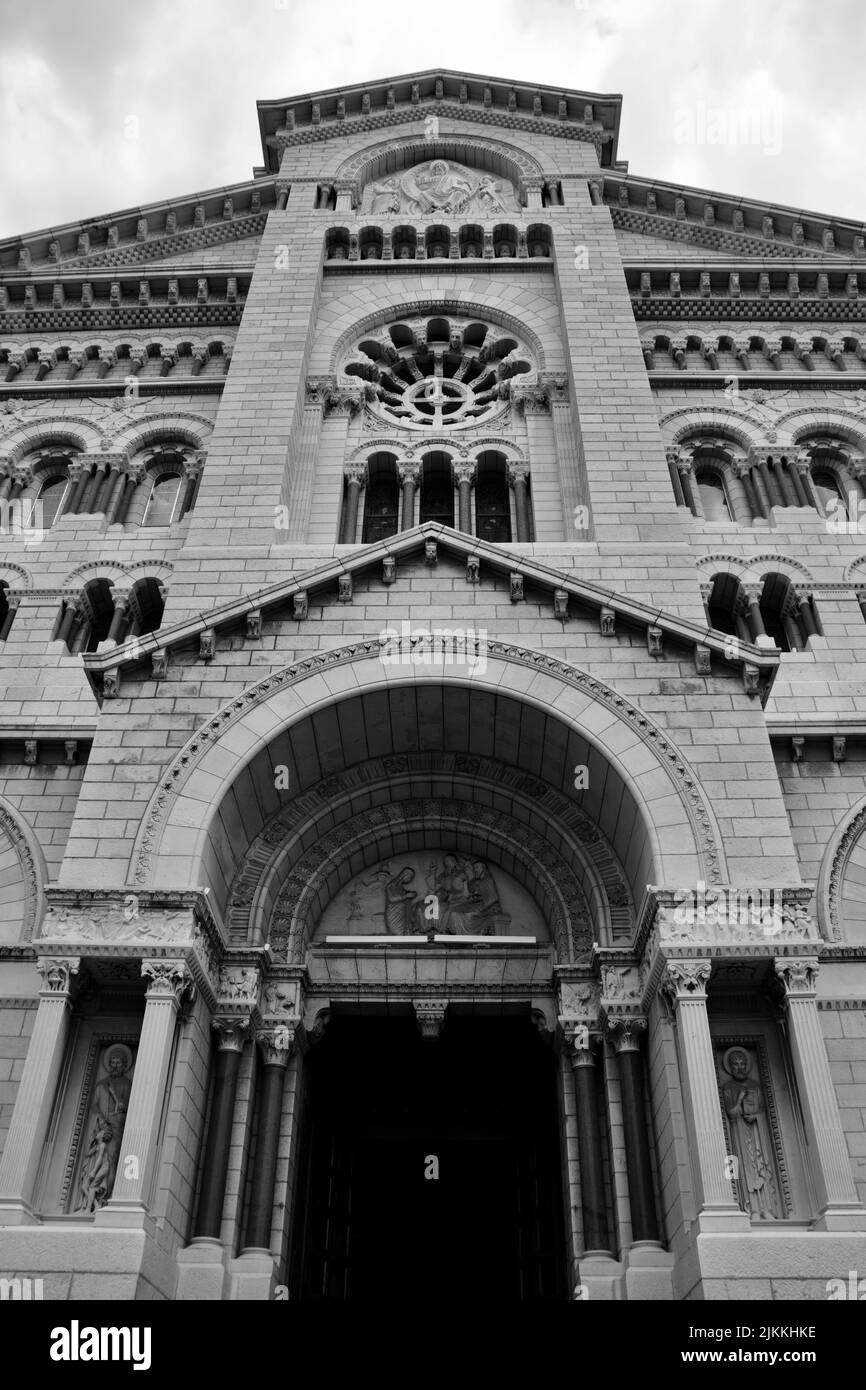Eine vertikale Aufnahme der Fassade der berühmten St. Nikolaus-Kathedrale in Monaco. Schwarz-Weiß-Bilder Stockfoto