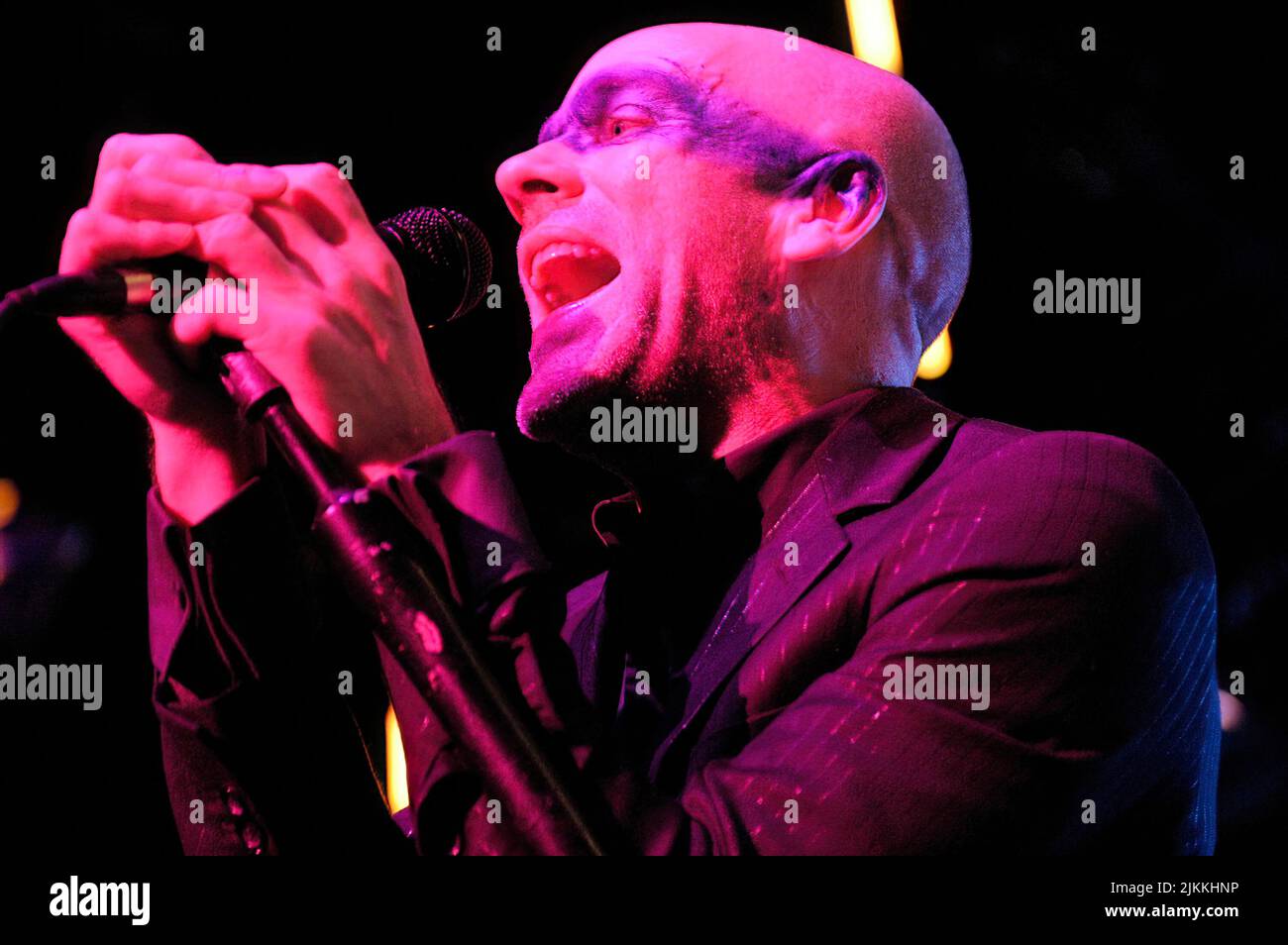 Eine Nahaufnahme des legendären Michael Stipe, der mit seiner Band R.E.M. am Greek Theatre in LA auftrat Stockfoto