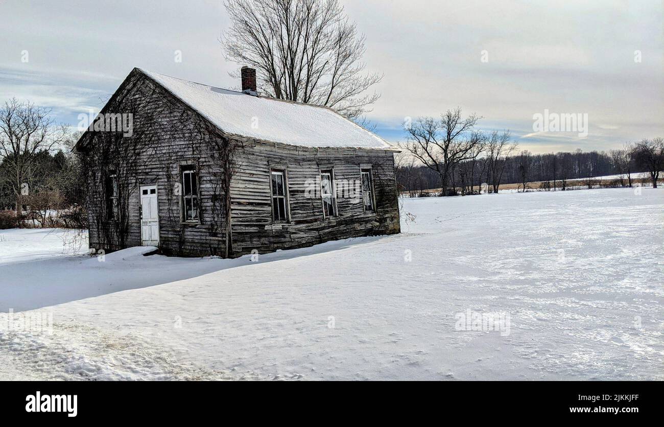 Eine Holzhütte auf einem schneeweißen Feld Stockfoto