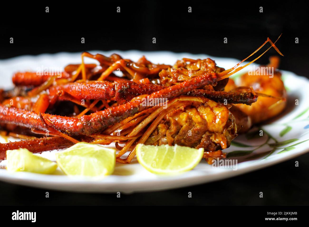 Leckere Garnelen-Shrimp-Cusine-Shrimp-Cuisine auf dem Teller in schönem dunklen Hintergrund Stockfoto