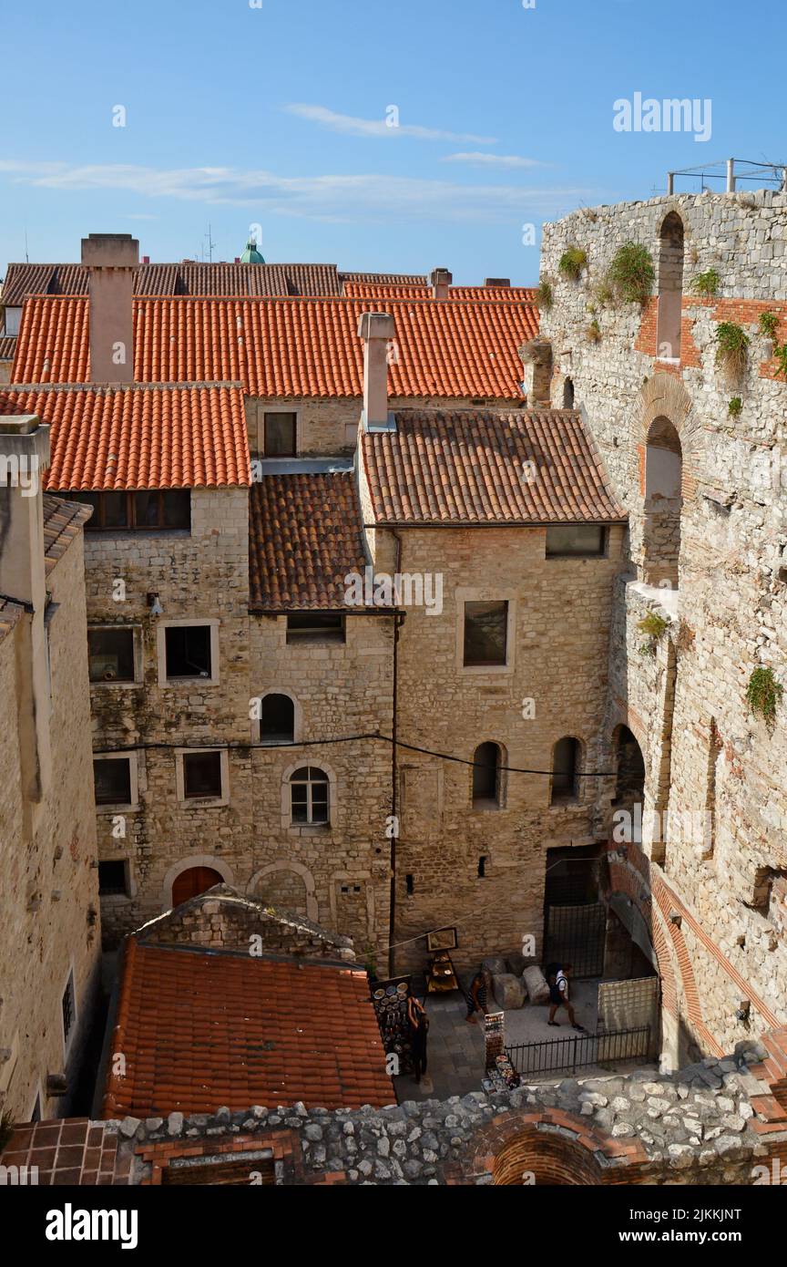Eine vertikale Aufnahme von schönen Steingebäuden im mittelalterlichen Viertel von Split in Kroatien Stockfoto