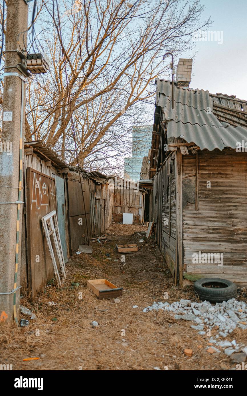 Ein verlassenes Holzhaus im Wald Stockfoto Ein verlassenes Holzhaus im Wald Stockfoto