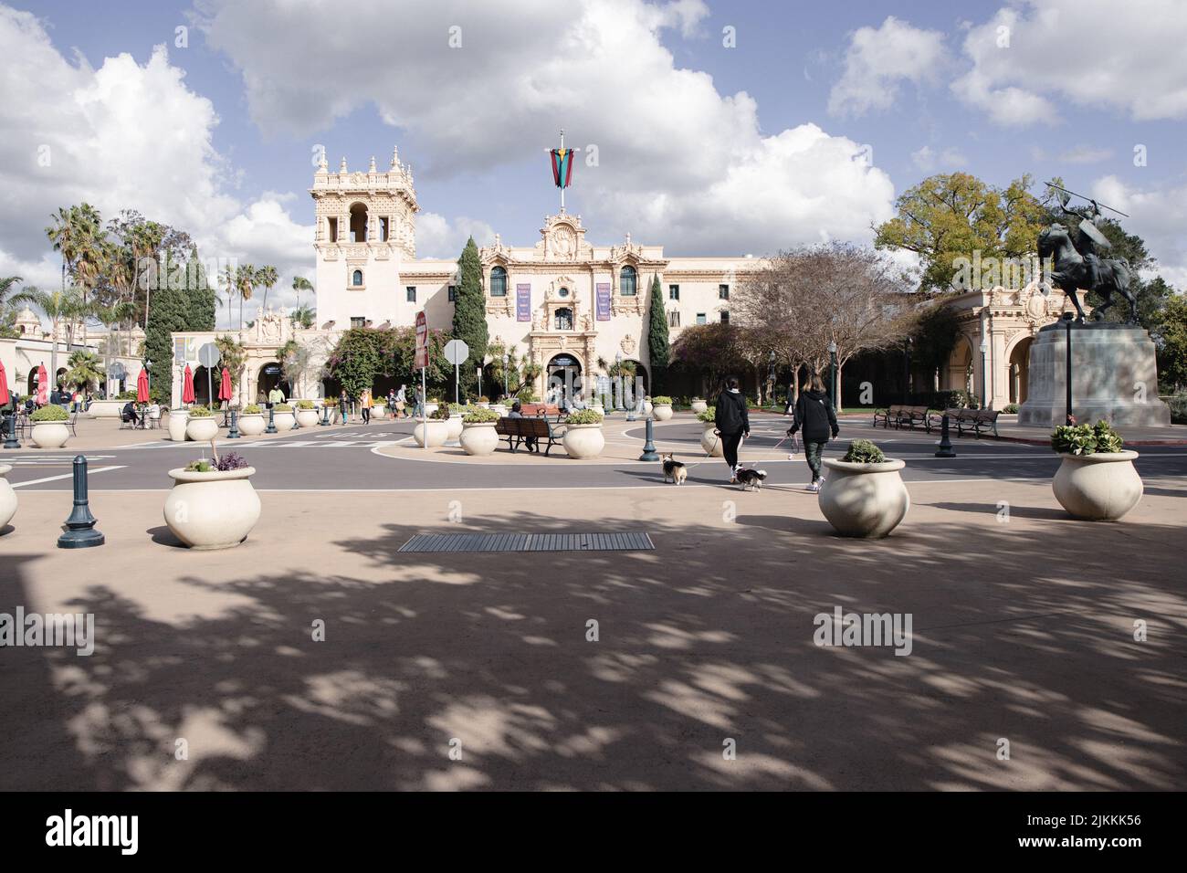 Der Balboa Park in San Diego unter einem blau bewölkten Himmel an einem sonnigen Tag Stockfoto