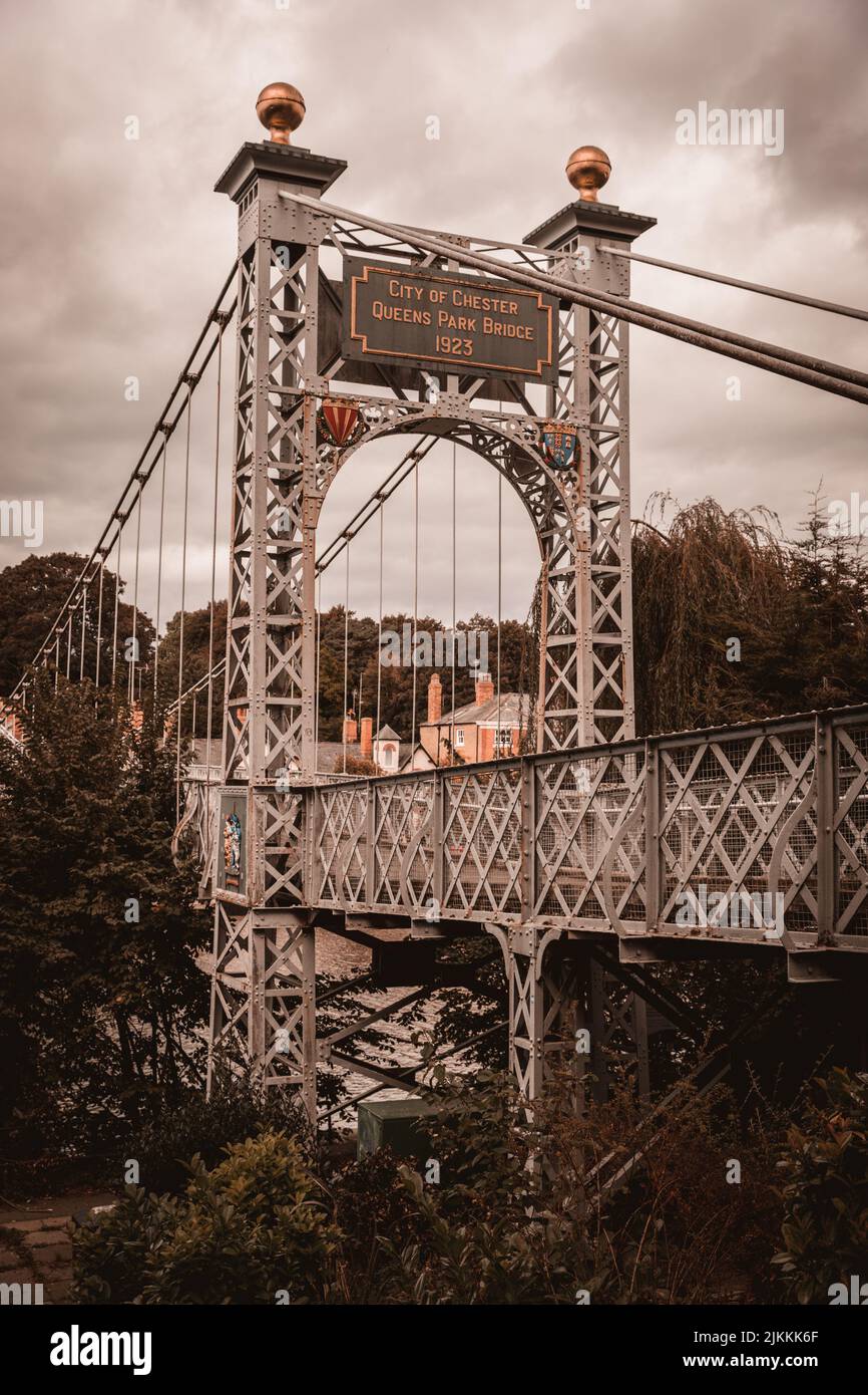 Eine vertikale Aufnahme der Iron Bridge über dem Fluss Dee in Sepia-Farbe in Großbritannien Stockfoto