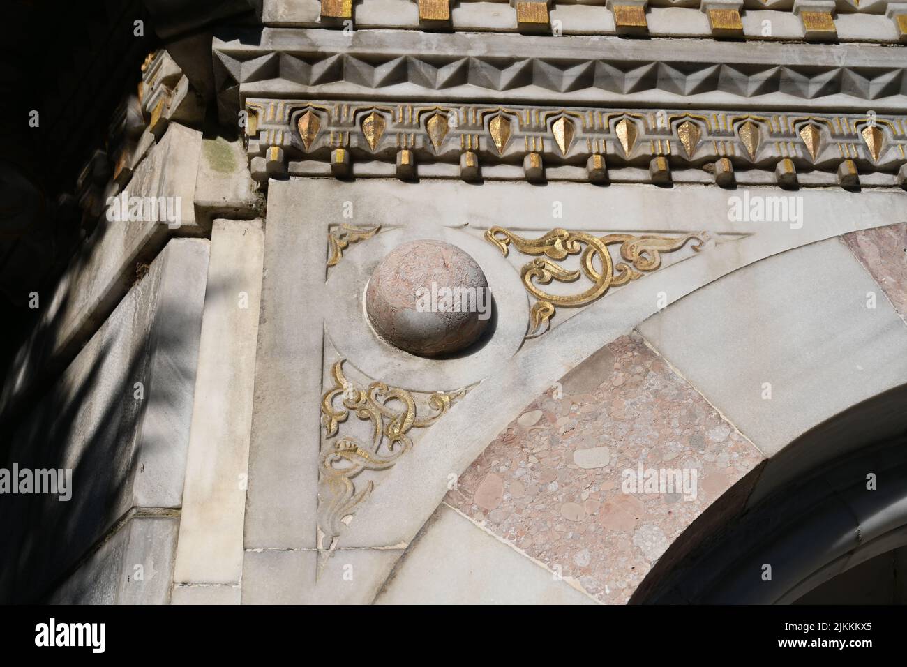 Eine Nahaufnahme eines alten Wasserhahns auf einem Stein, der im Stil des Osmanischen Reiches gebaut wurde Stockfoto