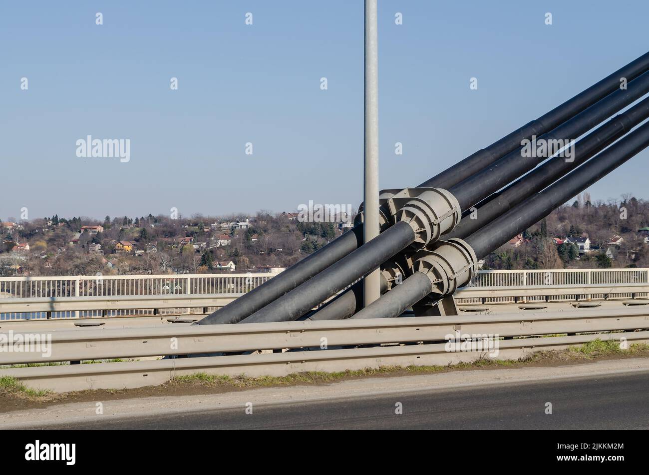 Kabel auf der Freiheitsbrücke über die Donau in der Stadt Novi Sad, Serbien. Stockfoto