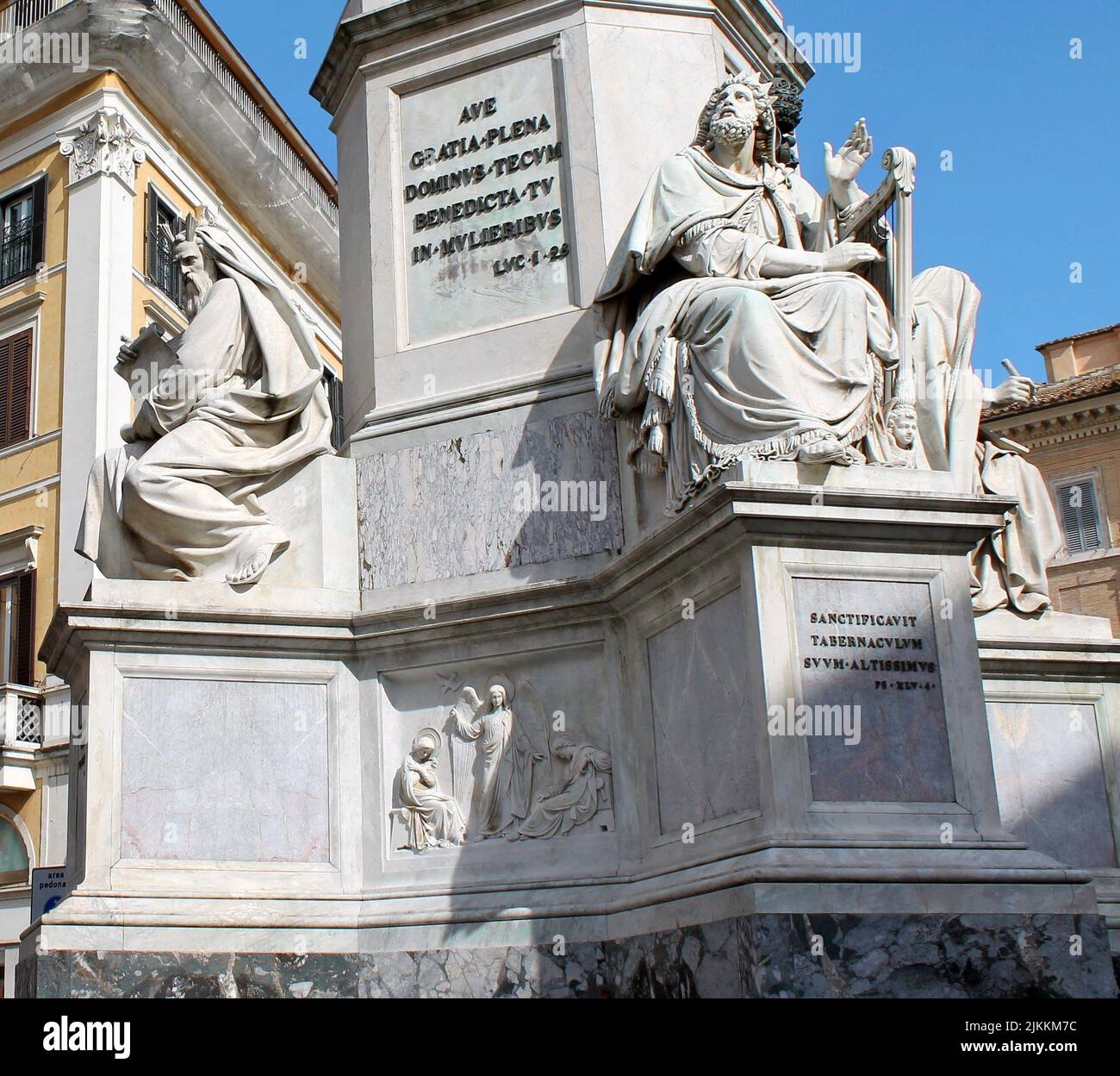 Die biblischen Statuen am Fuße der Colonna della Immacolata in Rom, Italien Stockfoto