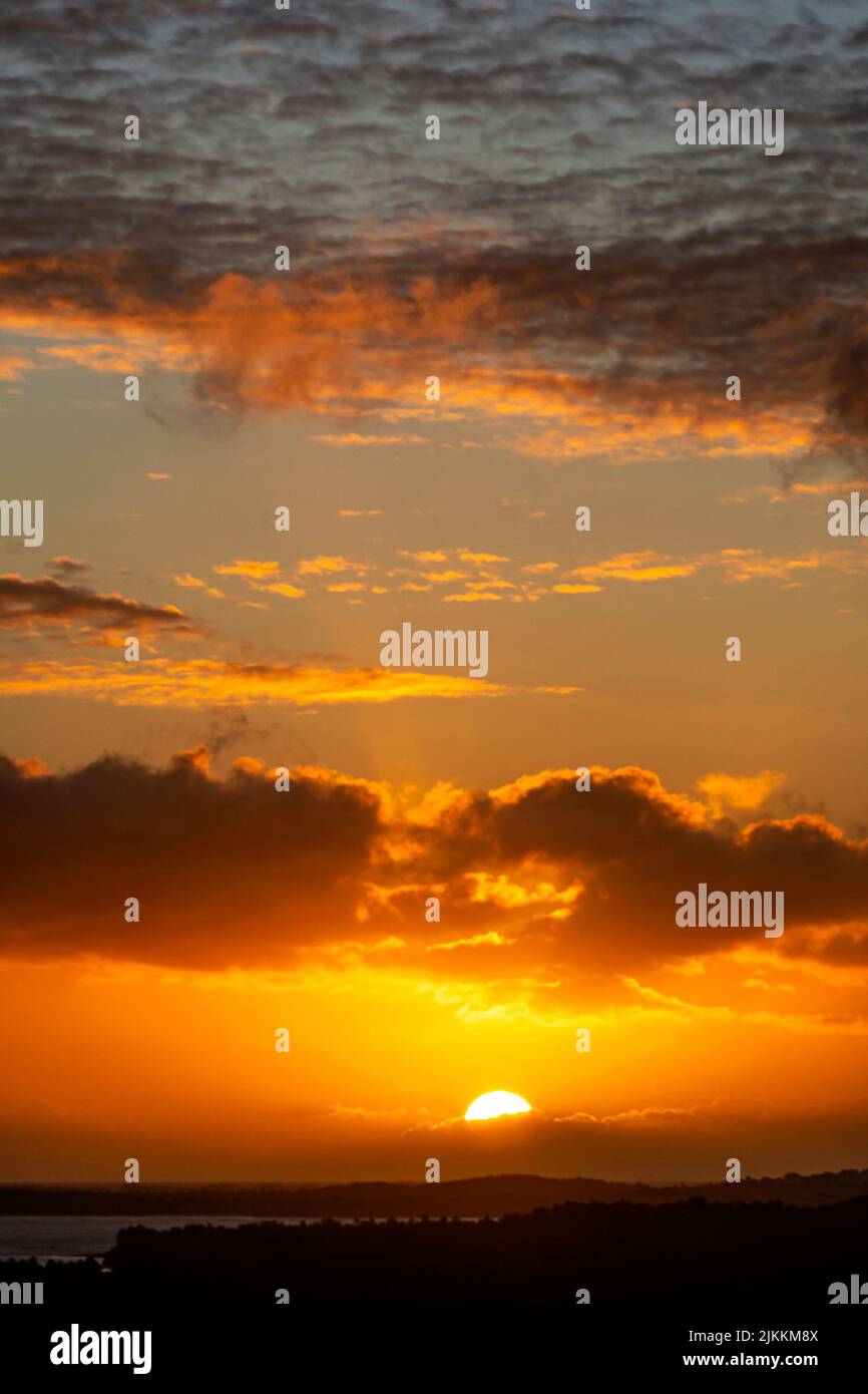 Eine wunderschöne Aussicht auf einen Sonnenaufgang über den Bergen Stockfoto