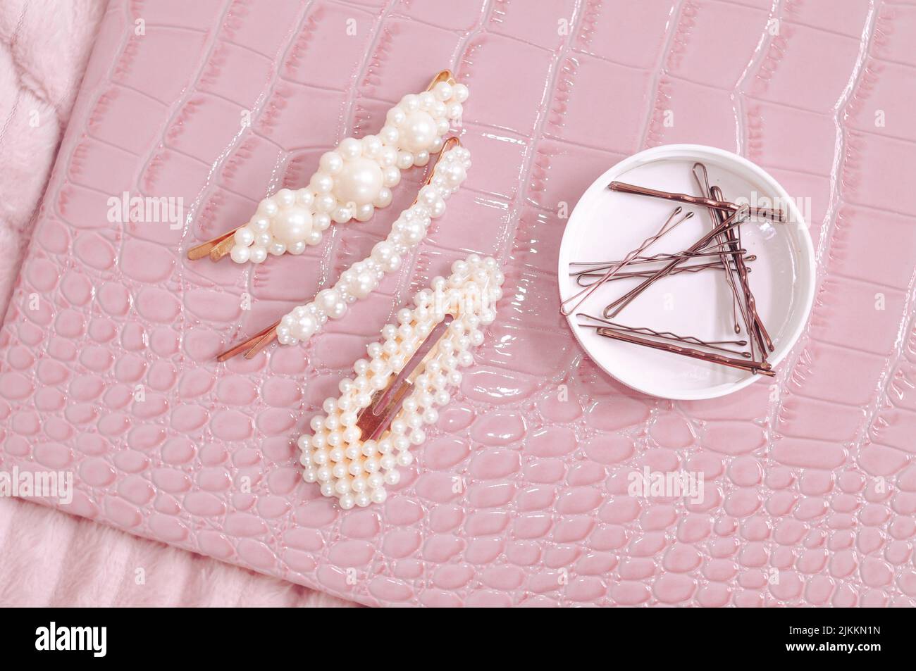 Set aus Perlmutt und elastischen Bändern auf rosa Hintergrund. Hochwertige Fotos Stockfoto