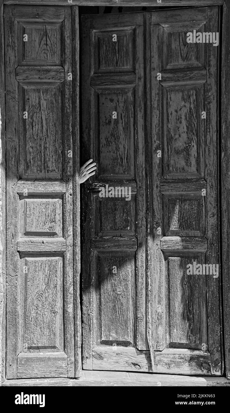 Neblige Hand und die alte Holztür Stockfoto
