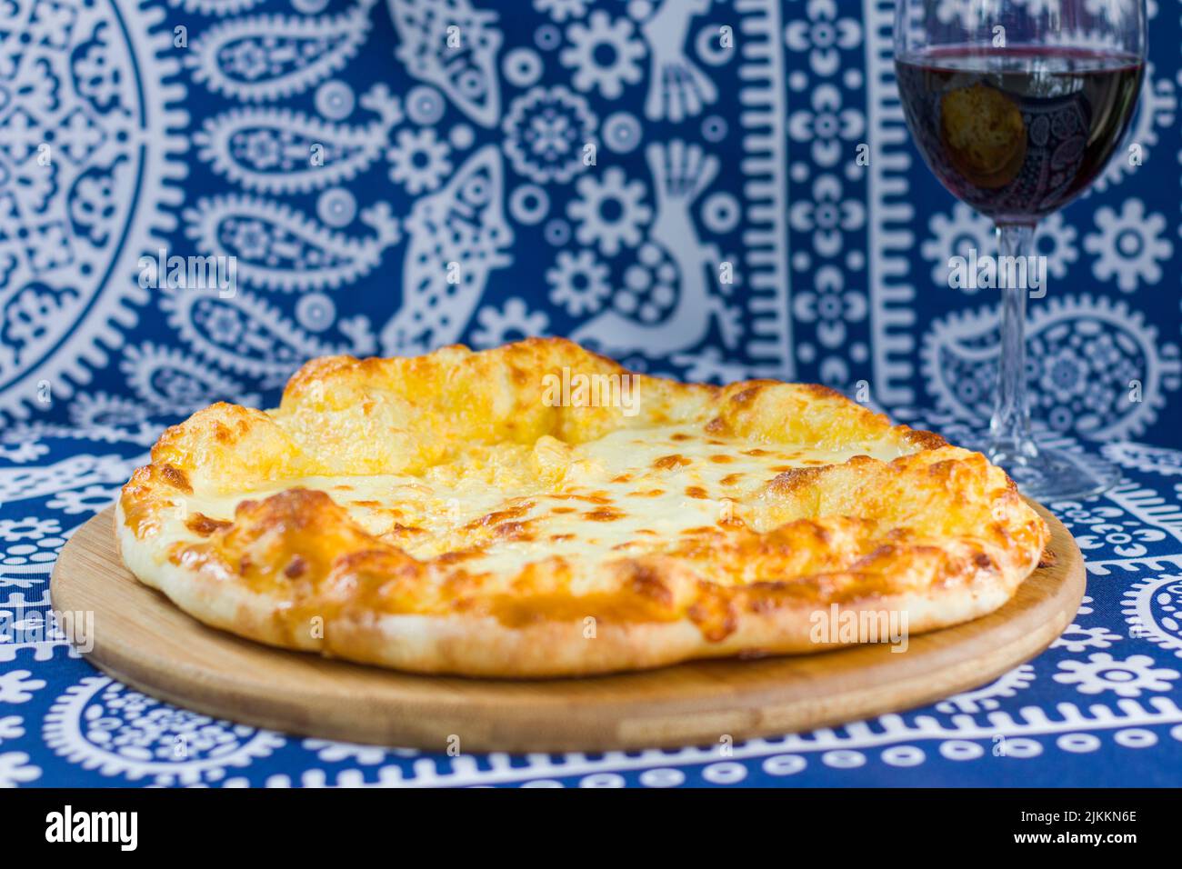 Georgische traditionelle Lebensmittel khachapuri, Käse und Brot. Tiflis, Georgien. Stockfoto