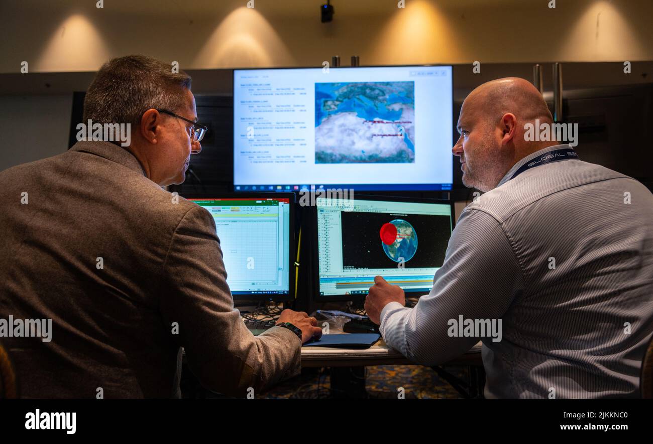 Lompoc, Vereinigte Staaten Von Amerika. 02. August 2022. Lompoc, Vereinigte Staaten von Amerika. 02. August 2022. Global Sentinel 2022 Teilnehmer des Space Situational Awareness Center in Deutschland überwachen, verfolgen und bewerten einen simulierten Anti-Satelliten-Waffenangriff sowie daraus resultierende Weltraumschutt am siebten und letzten Tag von Global Sentinel 2022 auf der Vandenberg Space Force Base am 2. August 2022 in Vandenberg, Kalifornien. Kredit: John Ayre/U.S. Space Force Foto/Alamy Live News Stockfoto