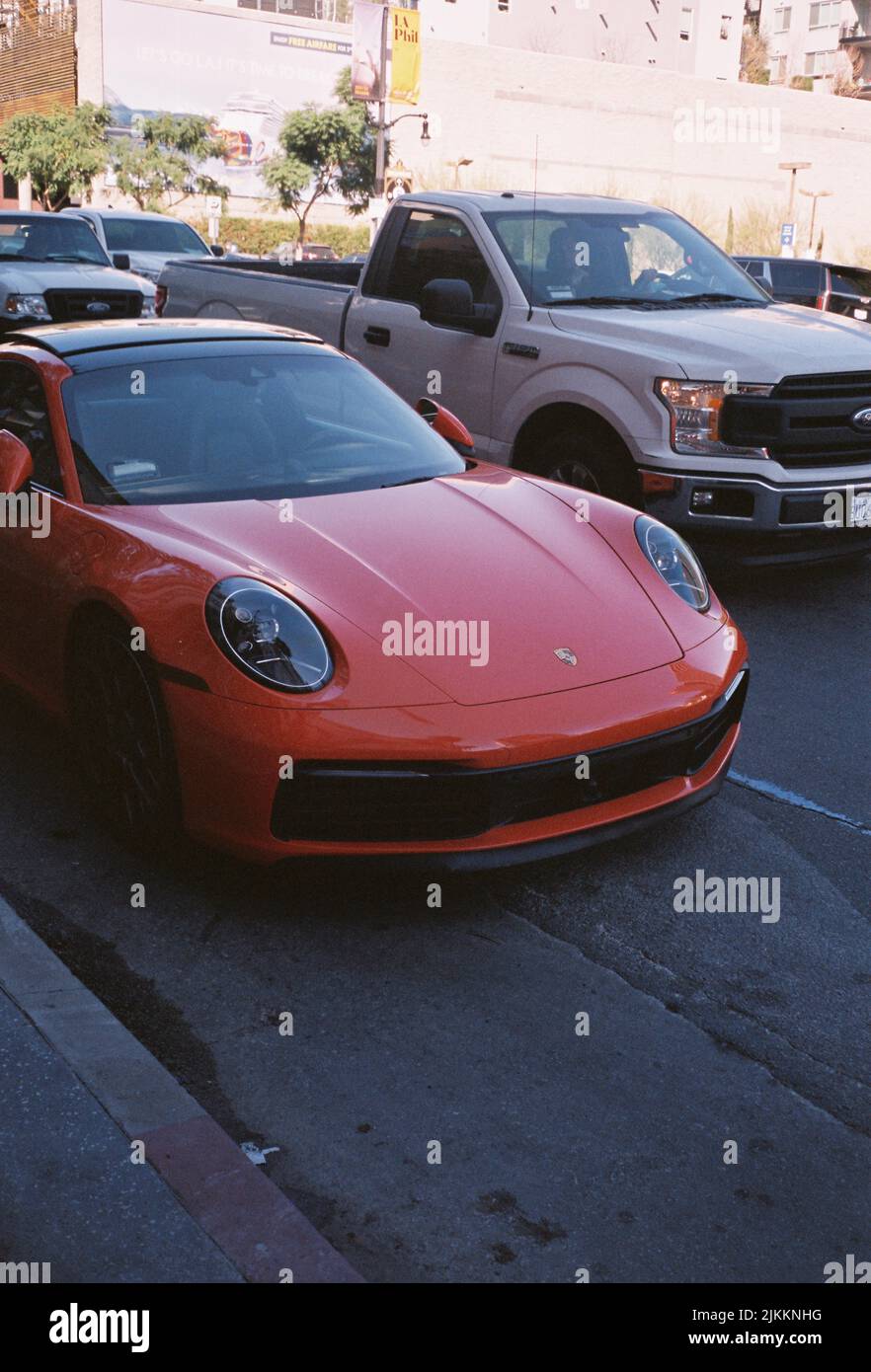 Ein roter Porsche parkte auf der Straße Stockfoto