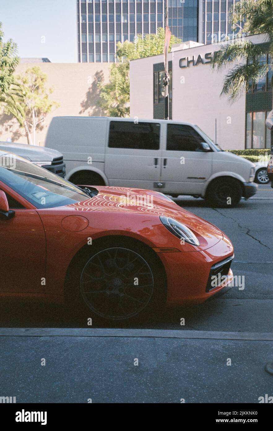 Ein roter Sportwagen parkte auf der Straße Stockfoto