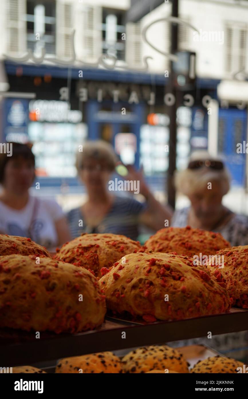 Französische Brötchen am Fenster Stockfoto