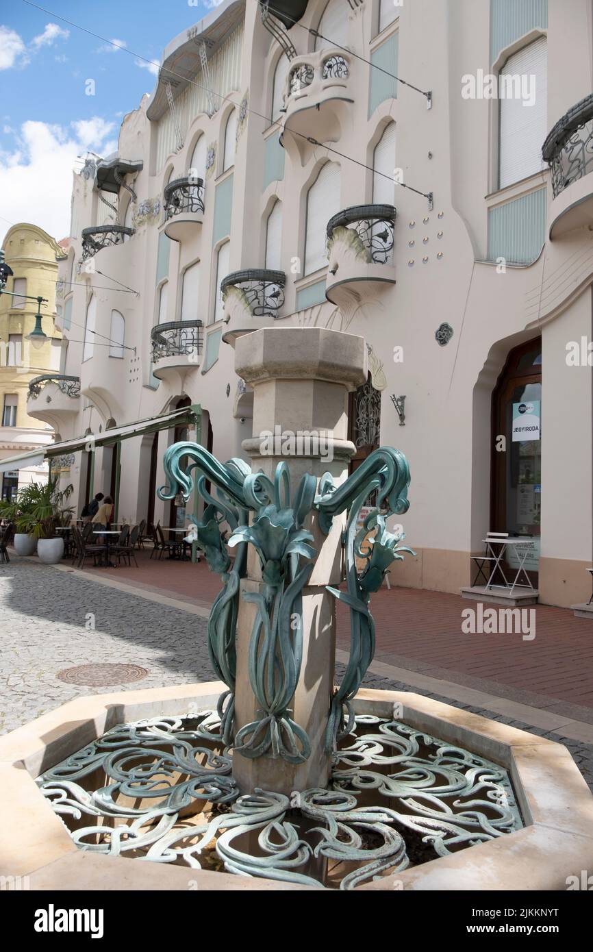 Reök Palace ist ein überwältigendes grün-lila Jugendstil-Struktur, im Jahr 1907 gebaut, die wie eine Dekoration am Boden eines Aquariums aussieht.Szeged Stockfoto