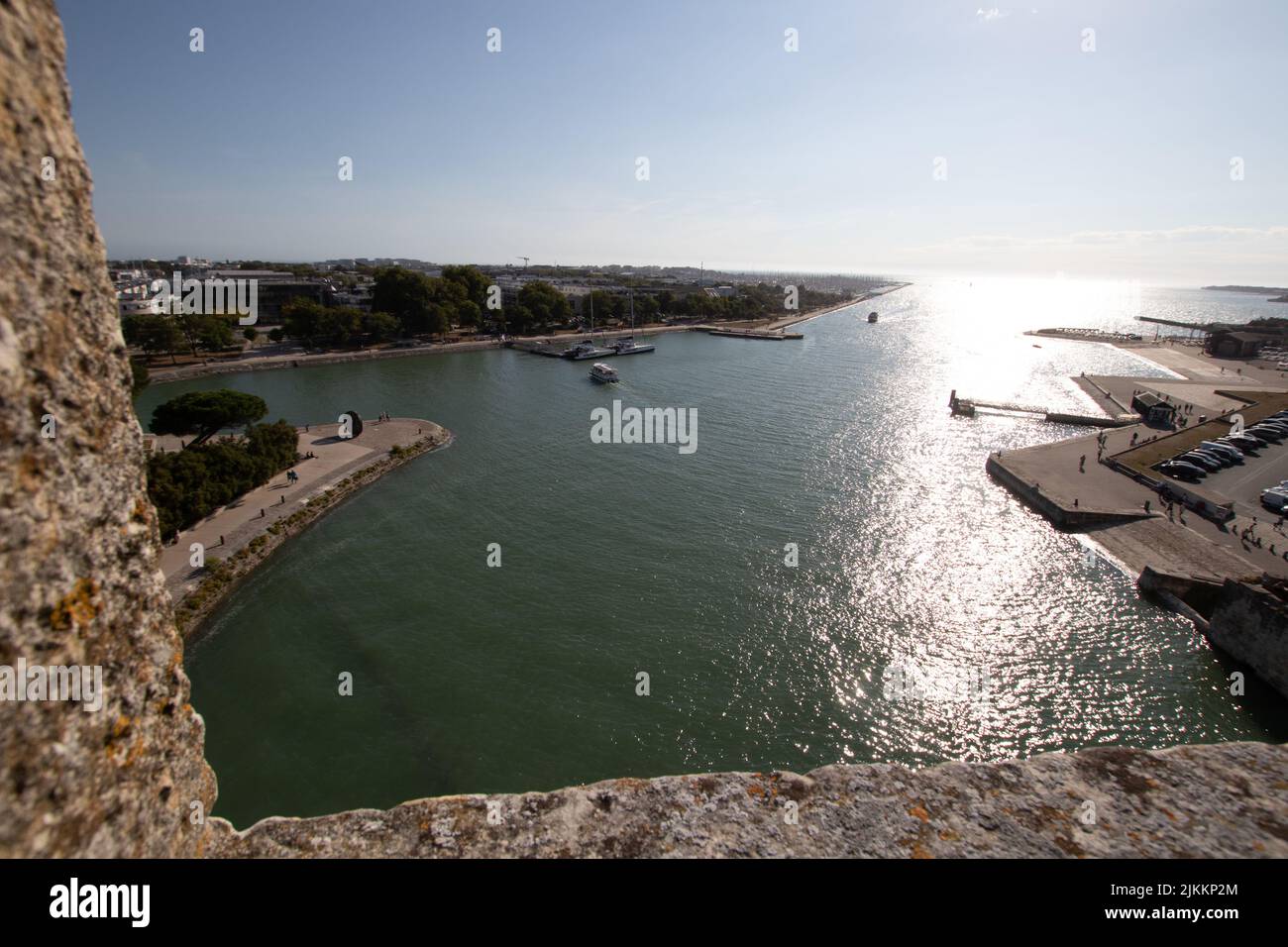 Blick auf den Hafen mit schwimmenden Booten in der Nähe des Parkplatzes im Turm von La Rochelle Stockfoto