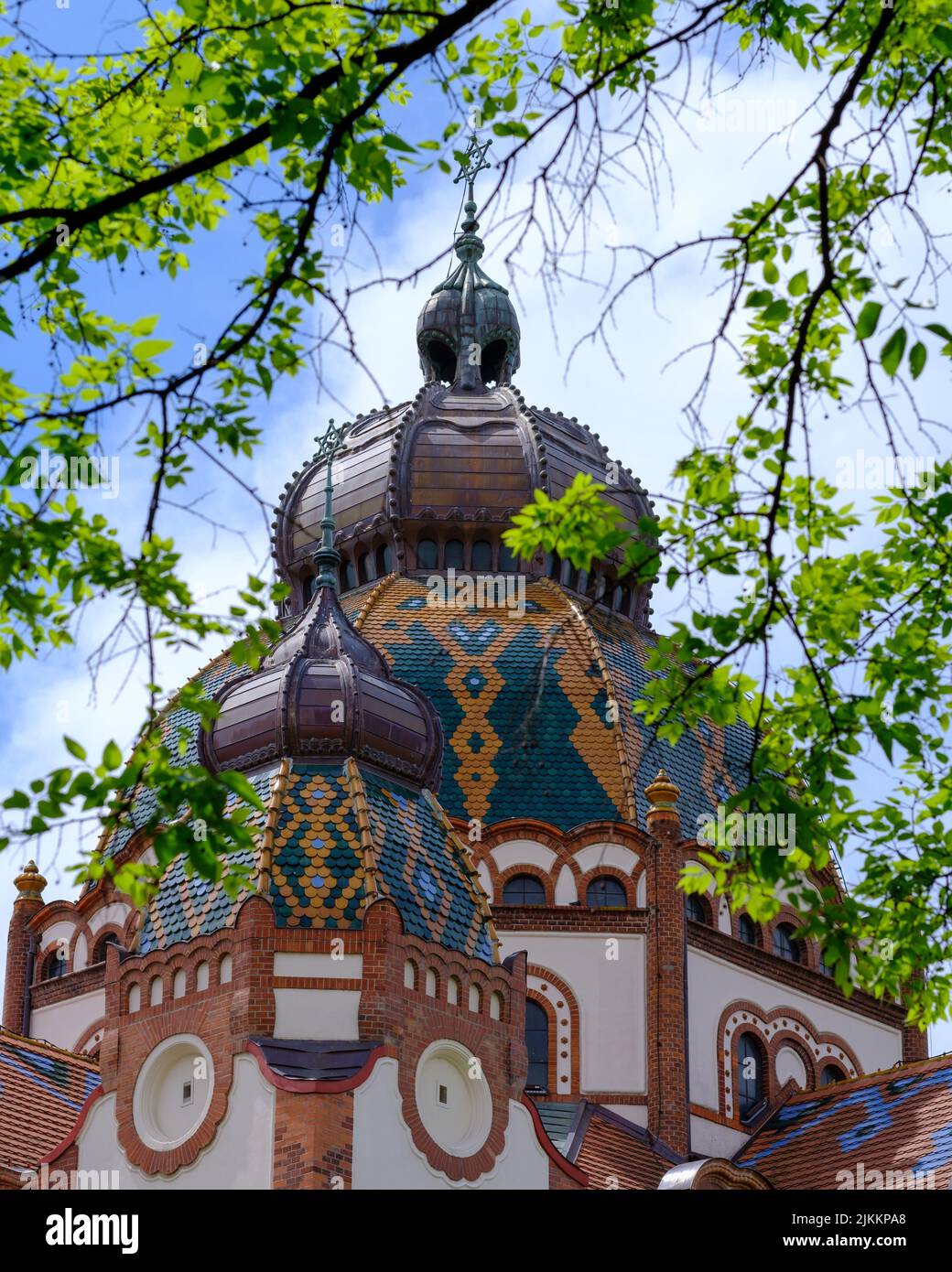 Eine vertikale Aufnahme der Subotica-Synagoge in Serbien an einem sonnigen Tag Stockfoto