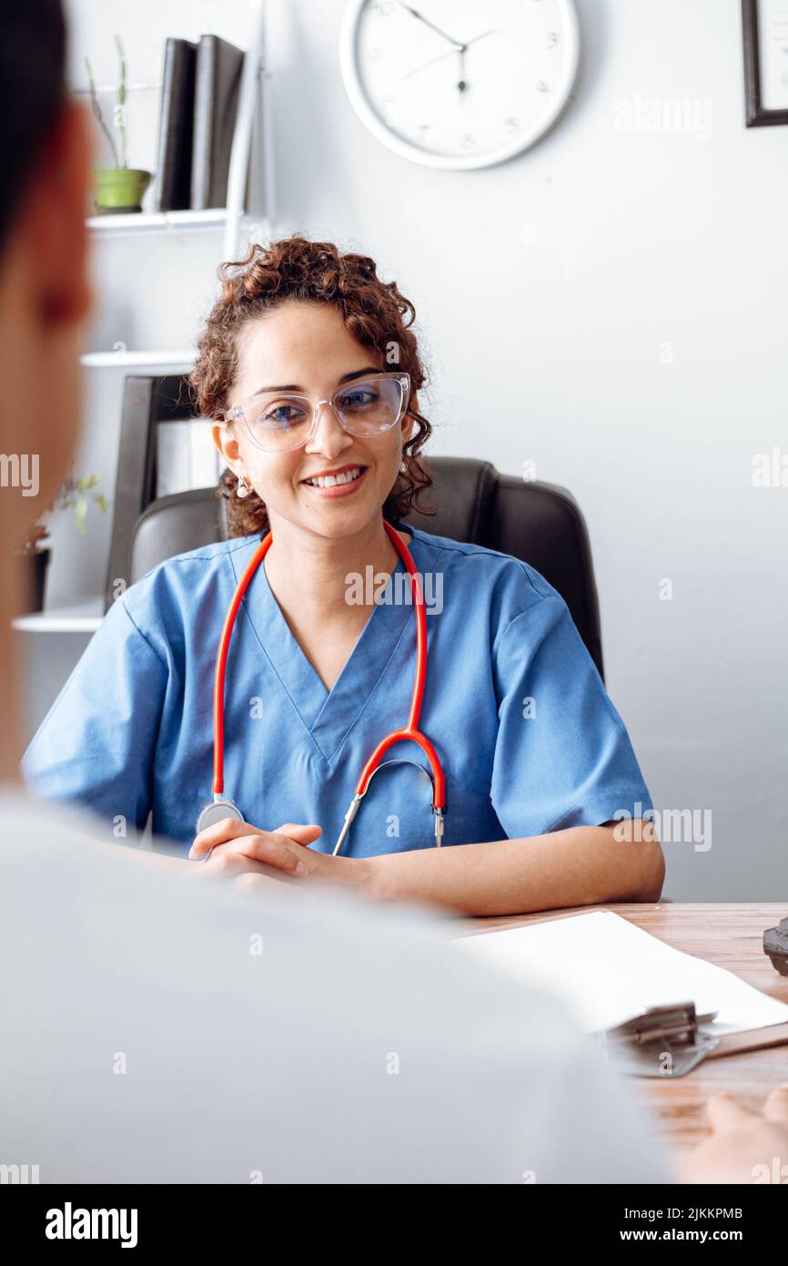 Lateinamerika Arzt, der Patient, Gesundheitspersonal in einer Konsultation. Stockfoto