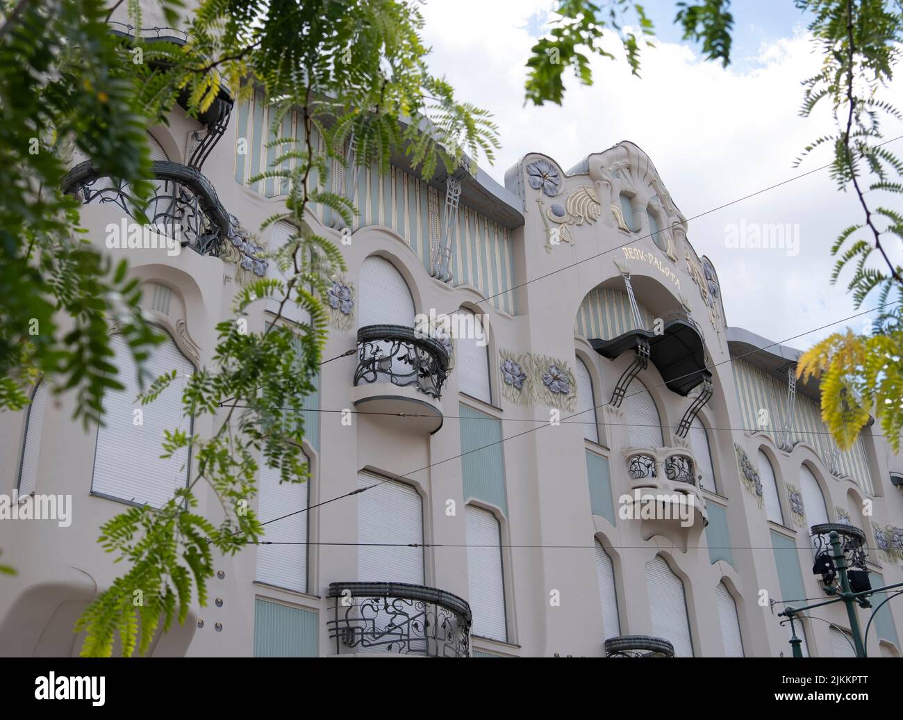 Reök Palace ist ein überwältigendes grün-lila Jugendstil-Struktur, im ...