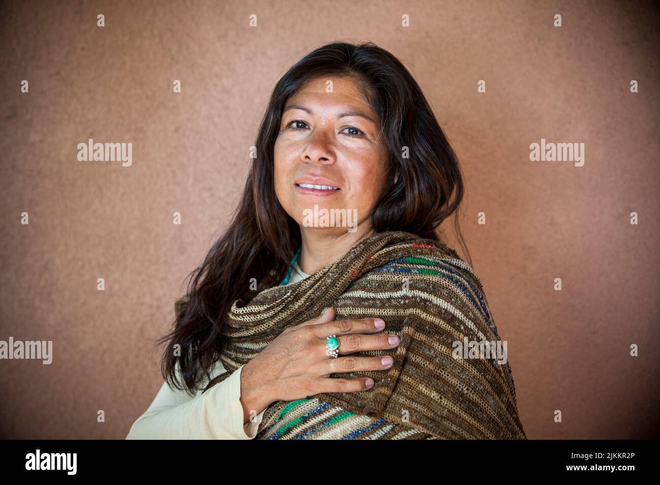 Isleta Pueblo Frau in Schal und türkisfarbenen Perlen gekleidet legt ihre rechte Hand über ihr Herz in das Versprechen der Treue. Santa Fe New Mexico Stockfoto