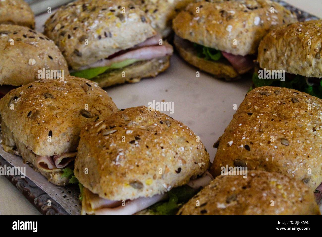 Eine Nahaufnahme von leckeren kleinen Schinken-Sandwiches auf einer Platte Stockfoto