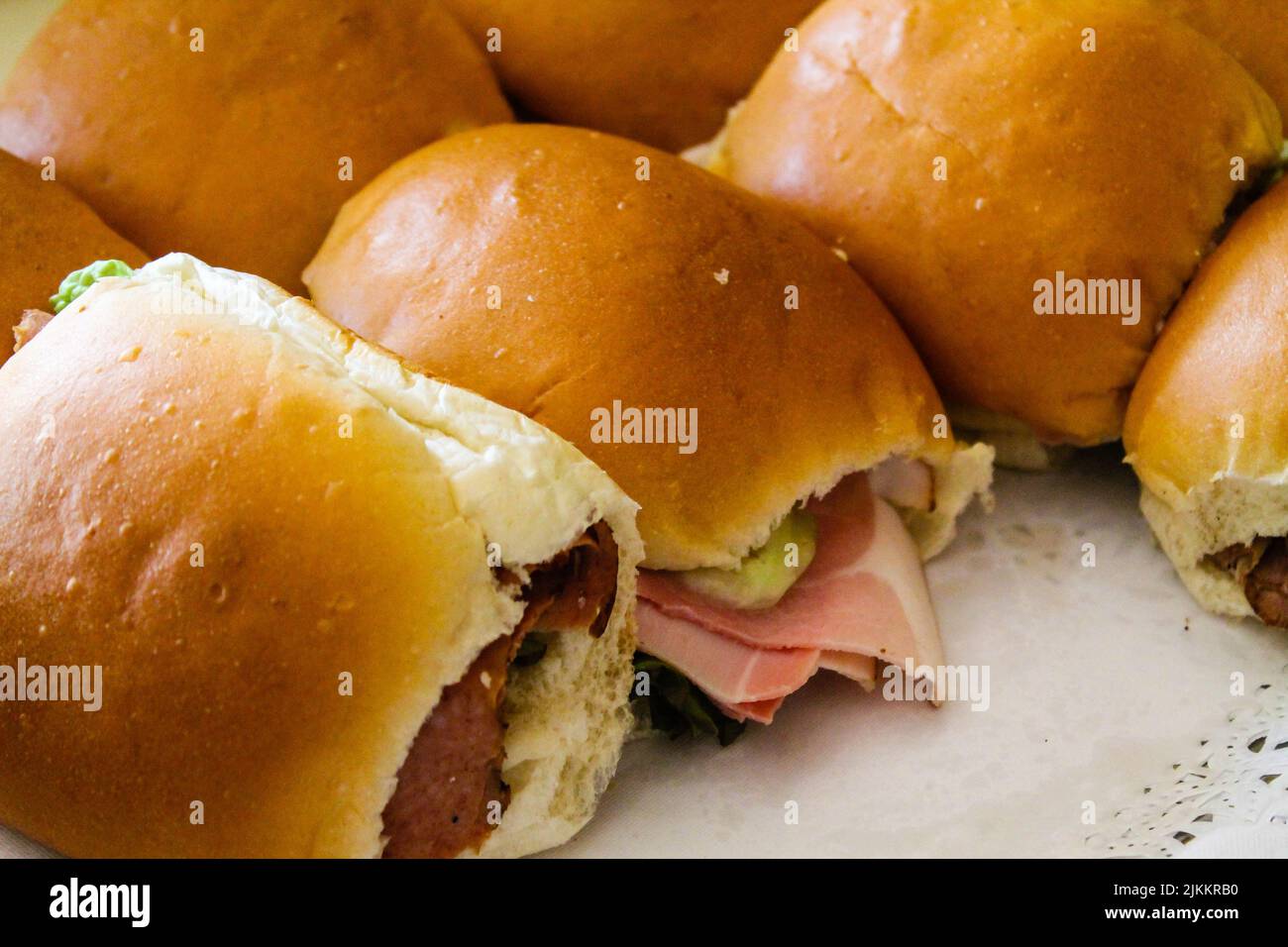 Eine Nahaufnahme von leckeren Schinkensandwiches mit frischem Brot und Gemüse Stockfoto